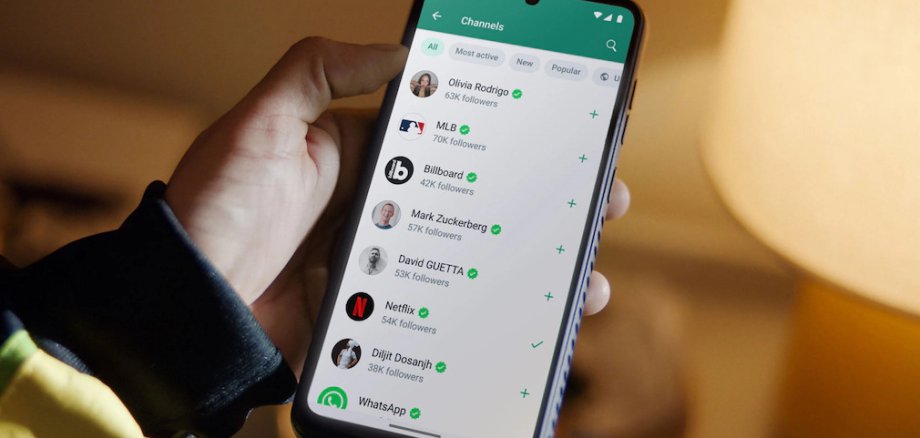 Des chaînes WhatsApp sont affichées sur un smartphone.